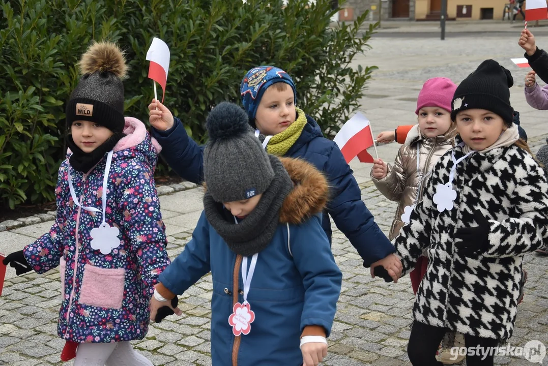 Przemarsz z flagami przedszkolaków z Przedszkola Samorządowego "Pod Świerkami" w Krobi