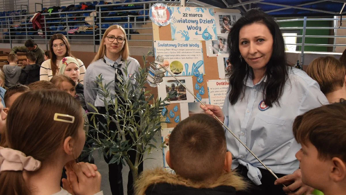 Dzień Wody zamienił się w dzień racjonalnego gospodarowania zasobami. Hala OSiR przypominała bardziej centrum edukacji ekologicznej - Zdjęcie główne