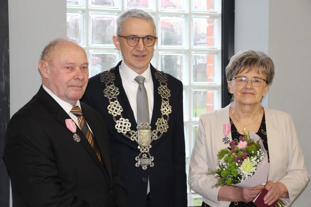 Piękny jubileusz w Pleszewie. Małżeństwa świętowały Złote Gody! [ZDJĘCIA] - Zdjęcie główne