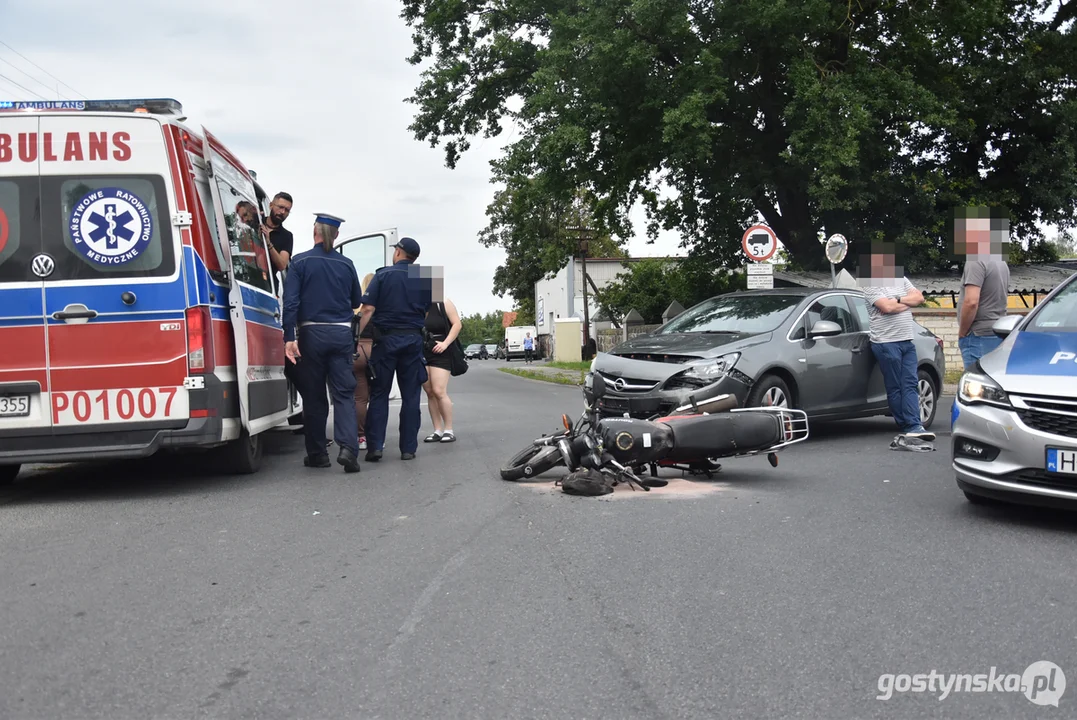 Zderzenie motoroweru z samochodem w Karolewie