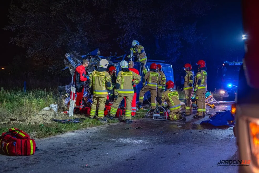 Zdezrzenia busa z pociągiem na przejeździe kolejowym w Golinie