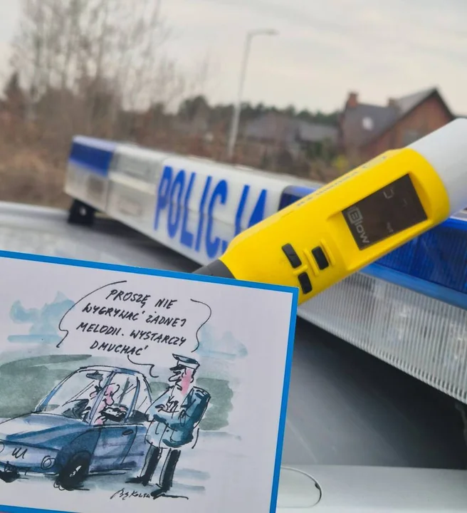 Z przymrużeniem oka o poważnych sprawach. Policja rozdaje nietypowe „prezenty”
