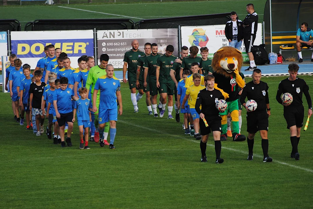 Wielkie święto futbolu w Pleszewie. Derby dla Stali [ZDJĘCIA] - Zdjęcie główne