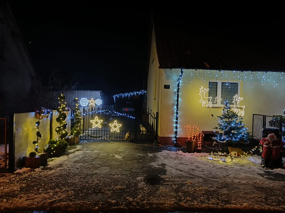 Kobylin. Świątecznie udekorowany dom