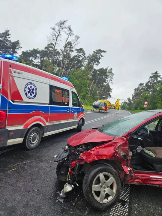Wypadek na obwodnicy DW434 dla Gostynia, w stronę Krobi. Dwie osoby poszkodowane. Lądował LPR