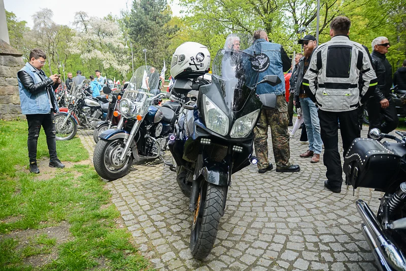 Wystawa zabytkowych pojazdów w Jarocinie z okazji Święta Flagi