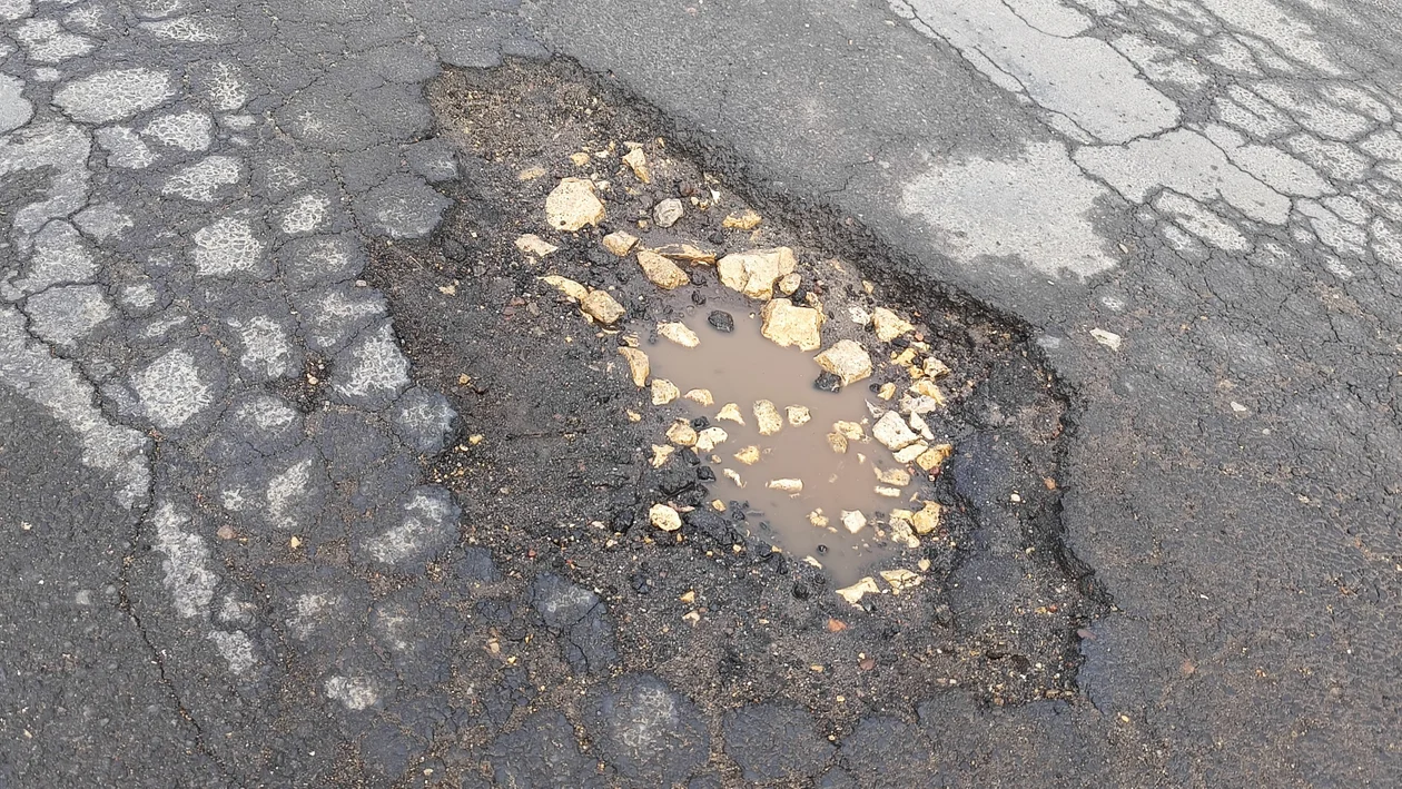 Wjechała skodą w dziurę na drodze Cząszczew – Cielcza. Uszkodziła sobie oponę - Zdjęcie główne