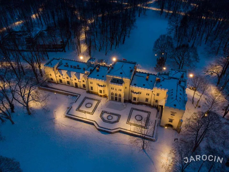 Kompleks kawiarniano-restauracyjny w parku w Jarocinie