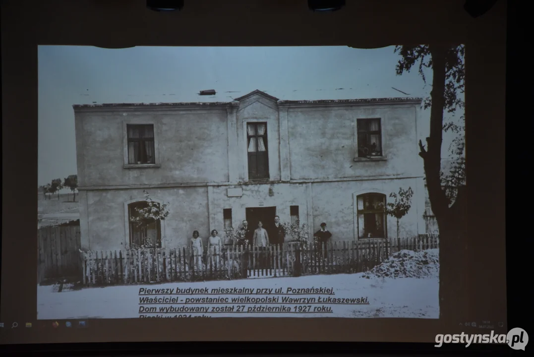 Babcie i dziadkowie razem z wnuczętami przyszli posłuchać lekcji historii Piasków