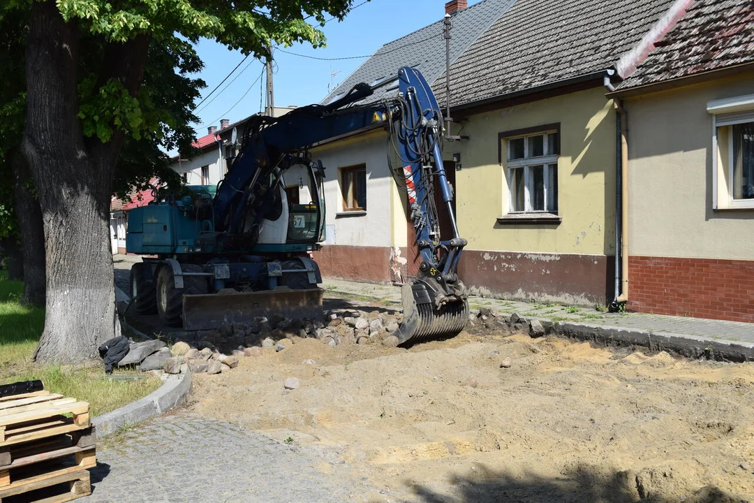 Sulmierzyce. Trwa przebudowa Alei Klonowicza. Utrudnienia w ruchu [ZDJĘCIA] - Zdjęcie główne