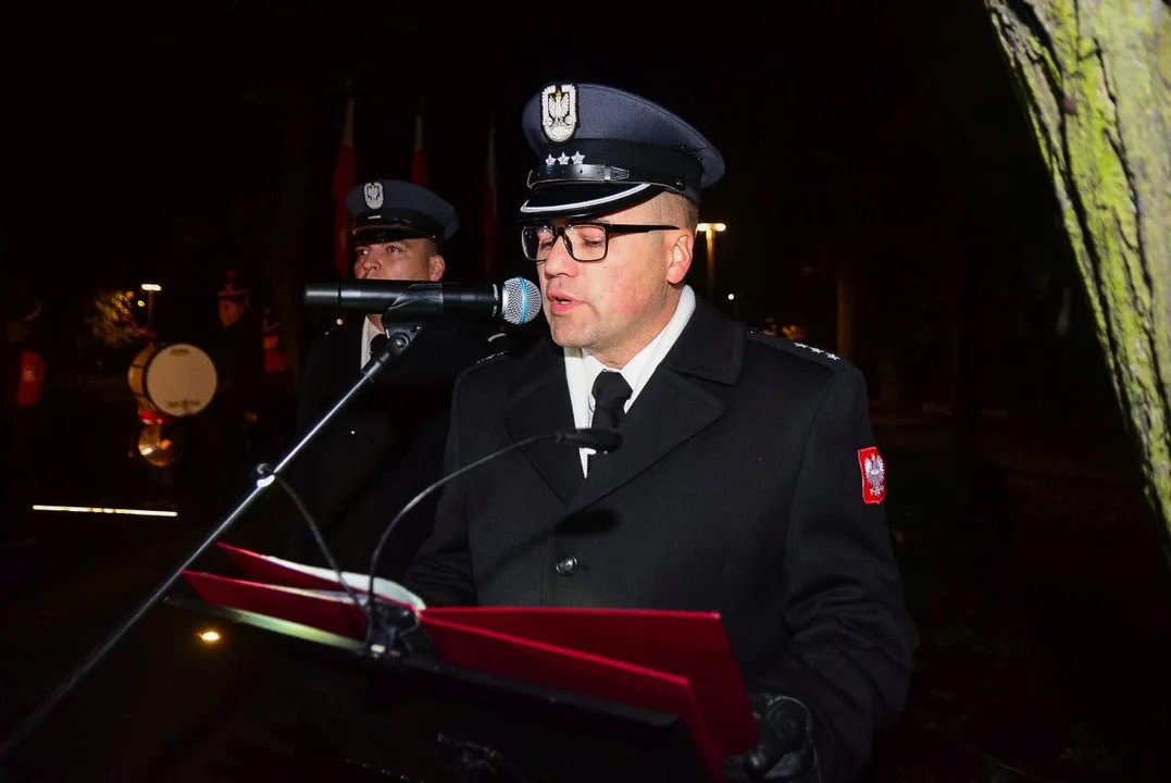 Obchody Święta Niepodległości w Jarocinie. Capstrzyk w parku mjr. Zbigniewa hr. Ostroroga-Gorzeńskiego