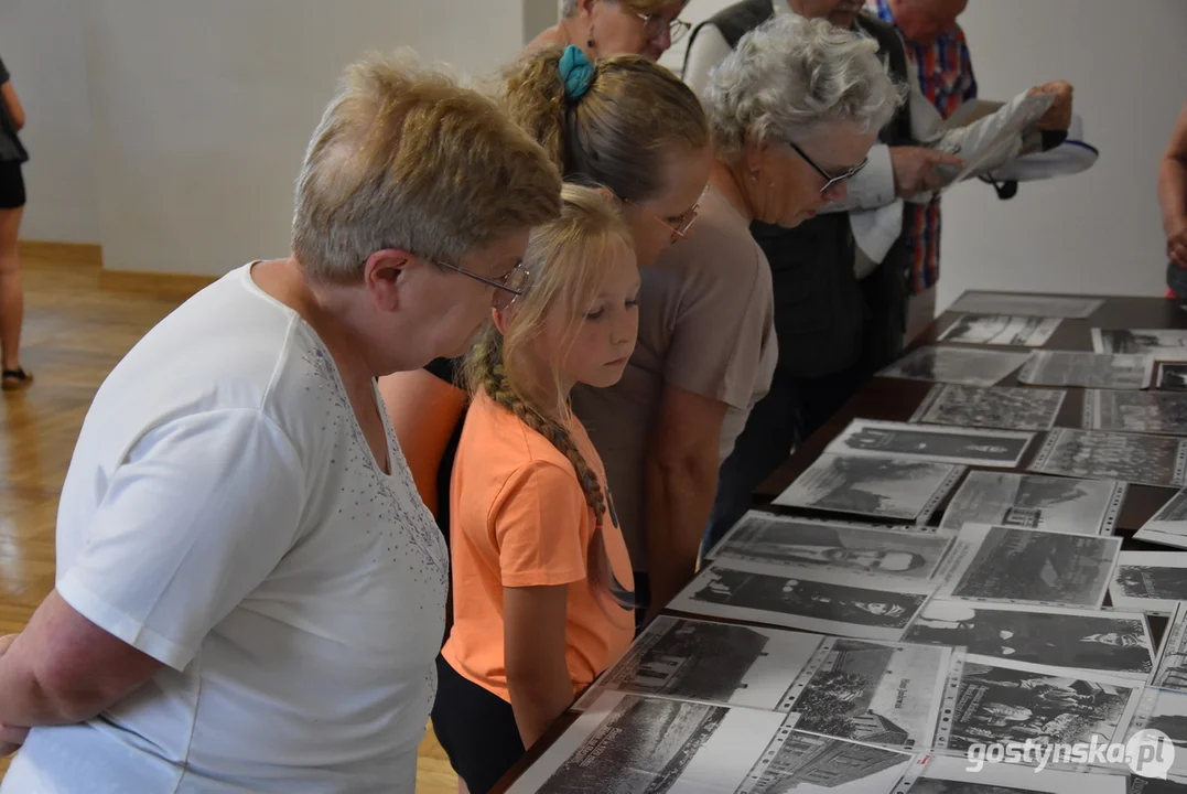 Babcie i dziadkowie razem z wnuczętami przyszli posłuchać lekcji historii Piasków