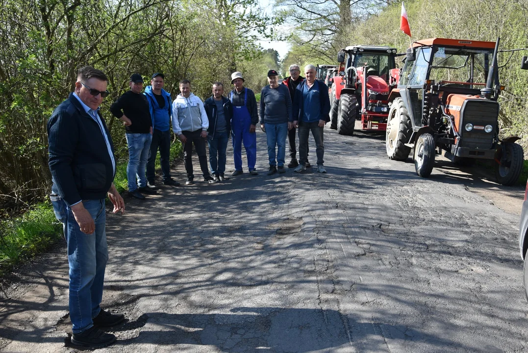 Protest mieszkańców w sprawie tragicznego stanu drogi Żytowiecko - Chumiętki