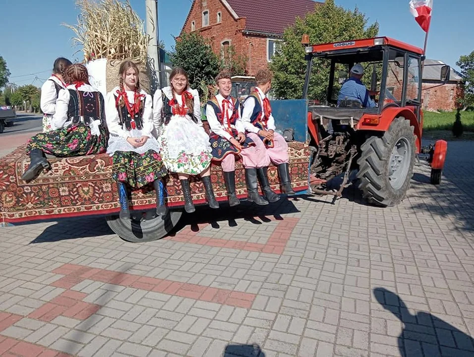 Helikopterem na dożynkach w Sławoszewie - Zdjęcie główne