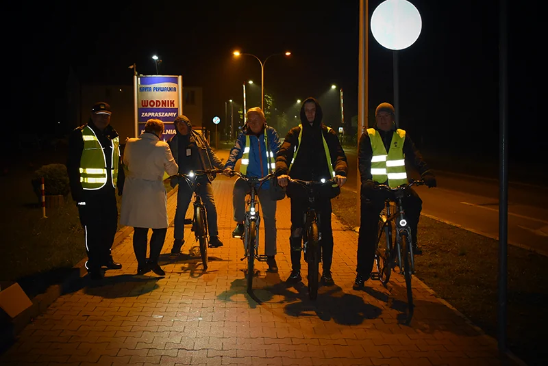 Krotoszyn. Policjanci dawali rowerzystom kamizelki