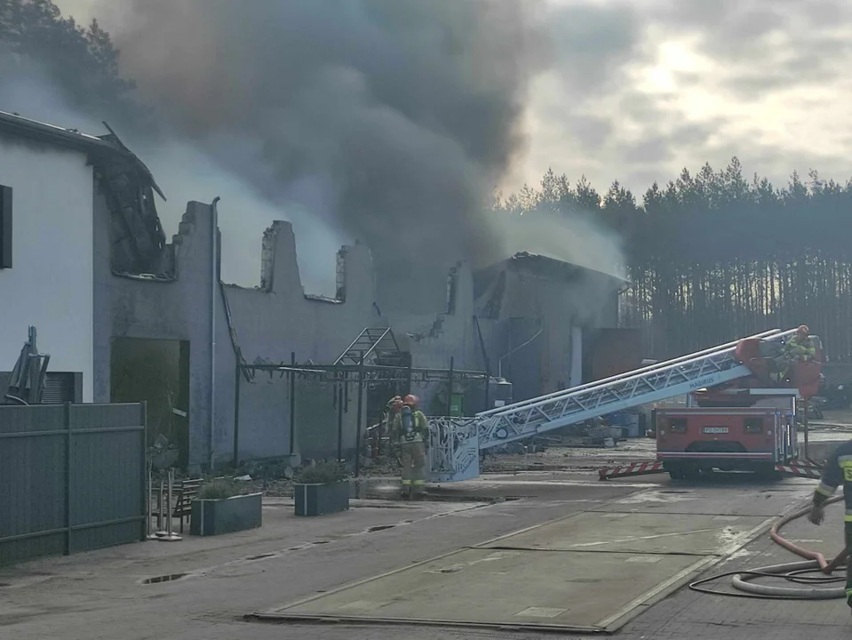 Pożar na stacji demontażu pojazdów w Śmiłowie