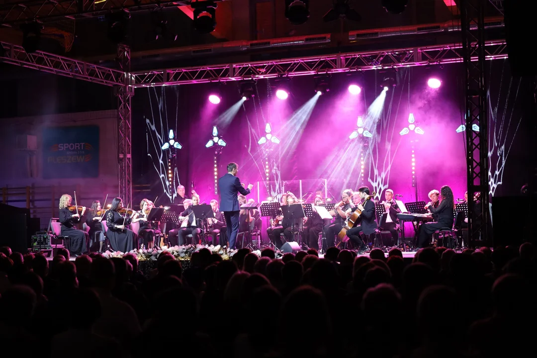 Koncert noworoczny w Pleszewie. Muzyczna podróż pełna wdzięku, humoru i emocji ZDJĘCIA] - Zdjęcie główne