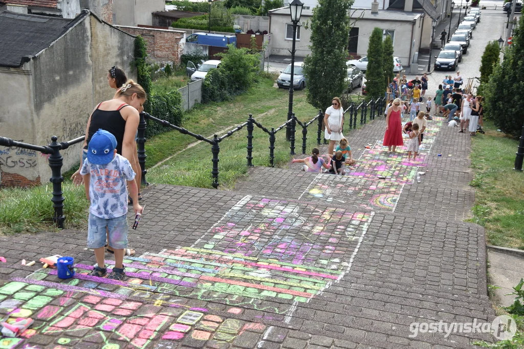 Dzieci z Gostynia malowały schody na Górę Zamkową