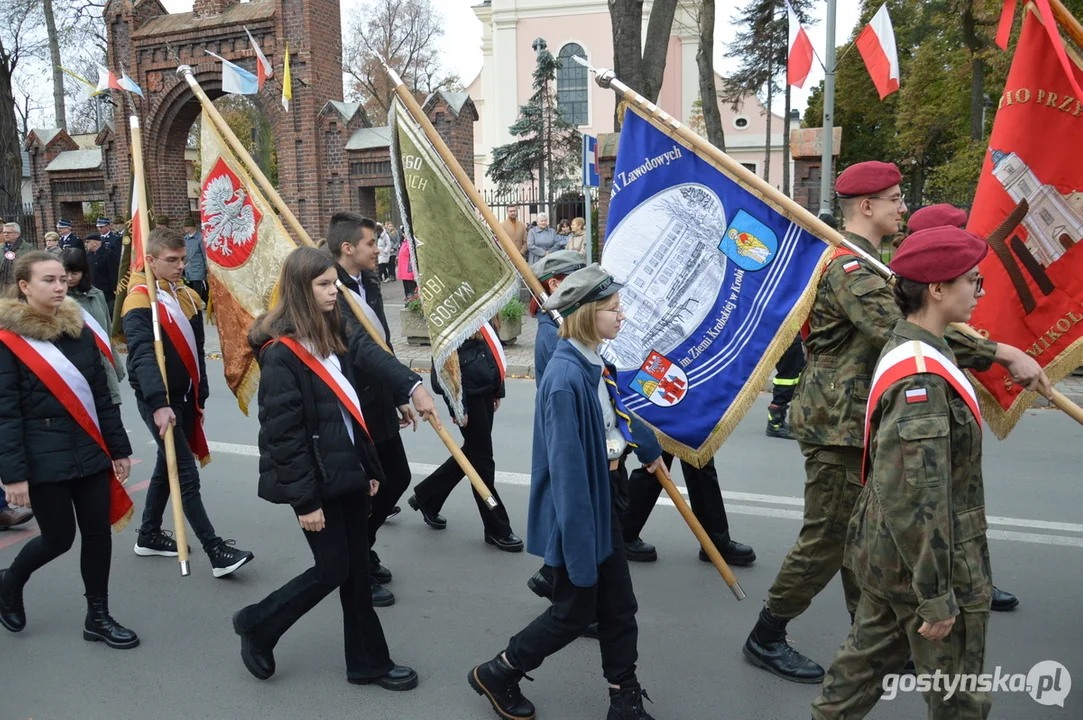 Przemarsz i uroczystości na cmentarzu w dniu 11 listopada w Krobi