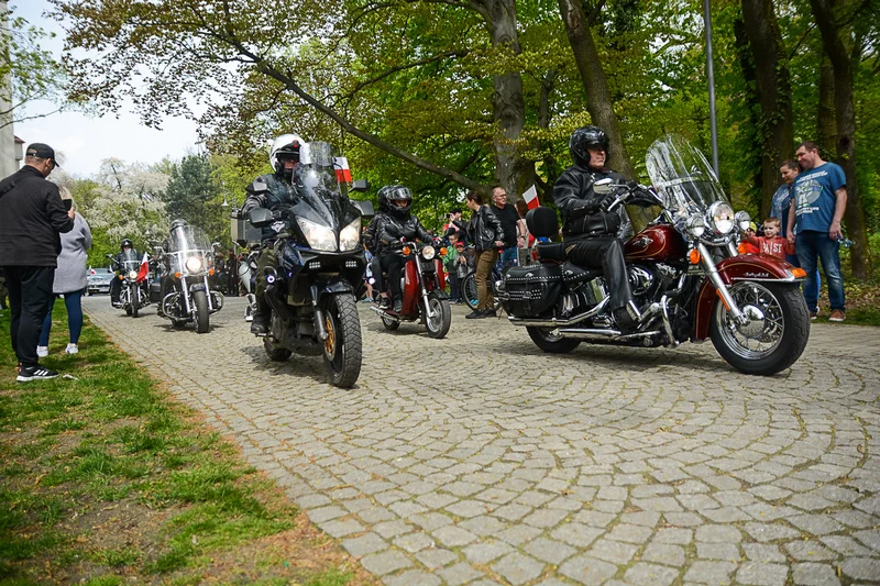 Wystawa zabytkowych pojazdów w Jarocinie z okazji Święta Flagi