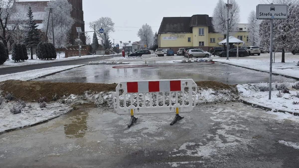 W centrum miejscowości trwają prace nad przygotowaniem lodowiska. Mieszkańcy już mogą ostrzyć łyżwy - Zdjęcie główne