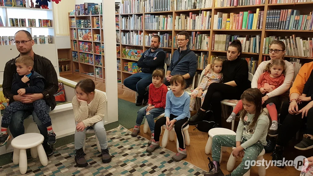 Dzień Postaci z Bajek - Głośne Czytanie w bibliotece miejskiej w Gostyniu