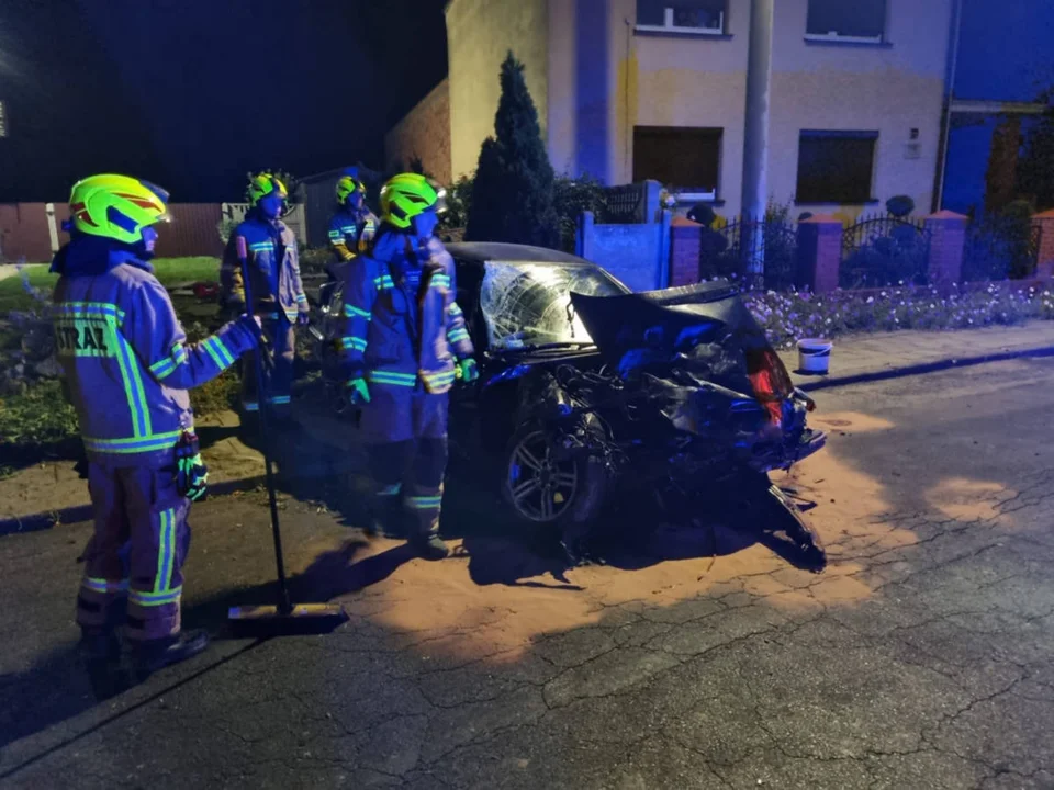 Wypadek w Sułkowicach. Kierujący BMW roztrzaskał płot i samochód