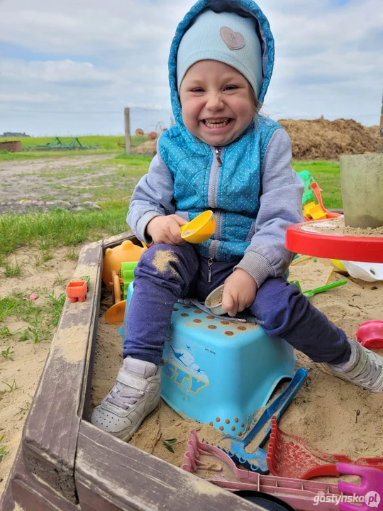 Zuzia siedzi samodzielnie i jest z tego bardzo zadowolona!