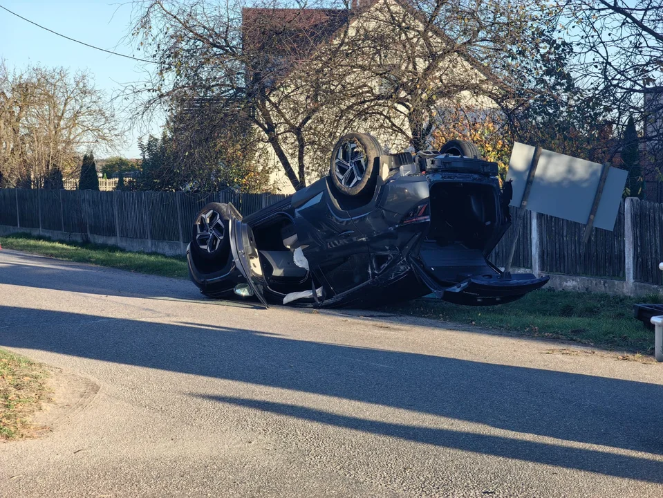 Wypadek w Biadkach. Jeden z samochodów dachował [ZDJĘCIA] - Zdjęcie główne