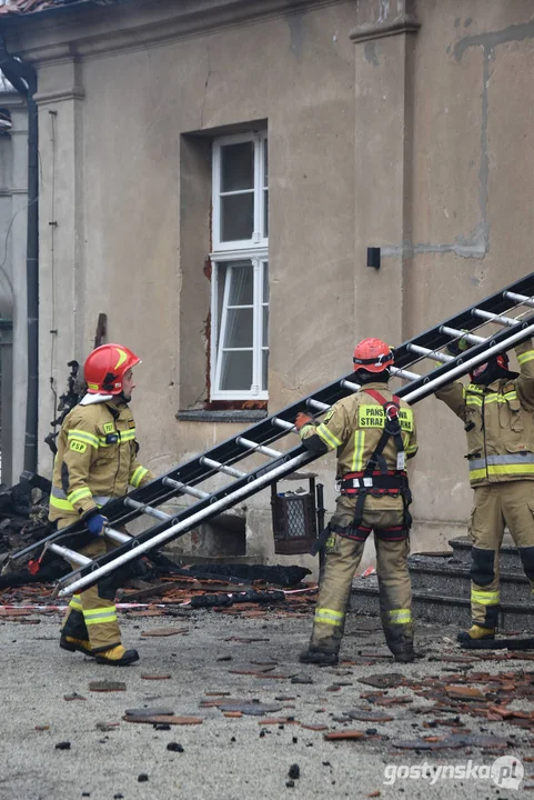 Pożar pałacu w Pępowie. Straż pożarna porządkuje pogorzelisko