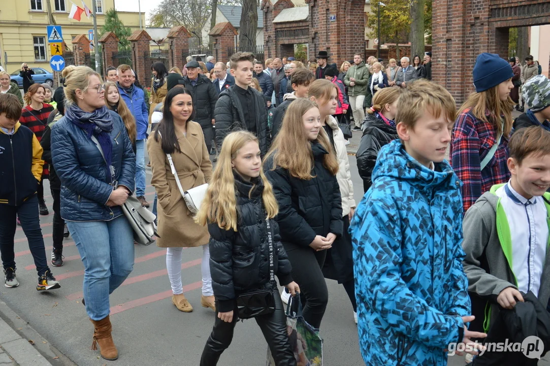 Przemarsz i uroczystości na cmentarzu w dniu 11 listopada w Krobi