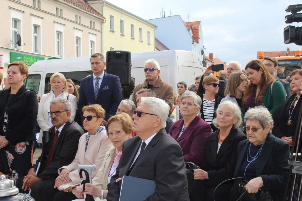 Jarocin. Odsłonięcie tablicy poświęconej kolporterom gazety konspiracyjnej "Dla Ciebie, Polsko" i koncert patriotyczny w JOK-u