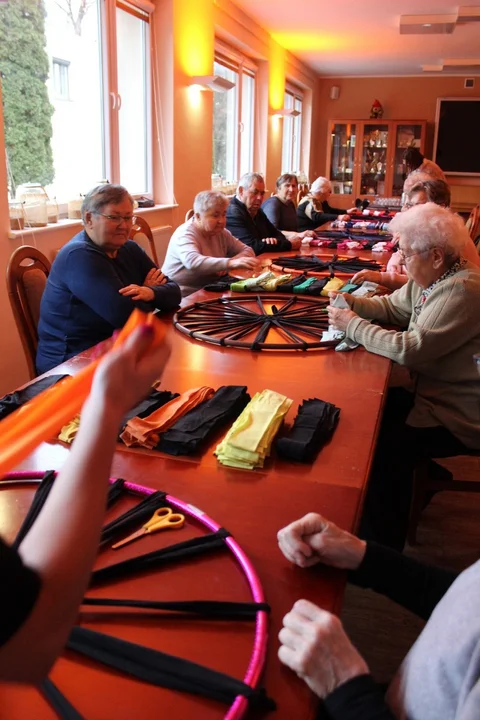 Klub Seniora z Borku Wlkp. podczas warsztatów Yarn bombing (bombardowanie włóczką)