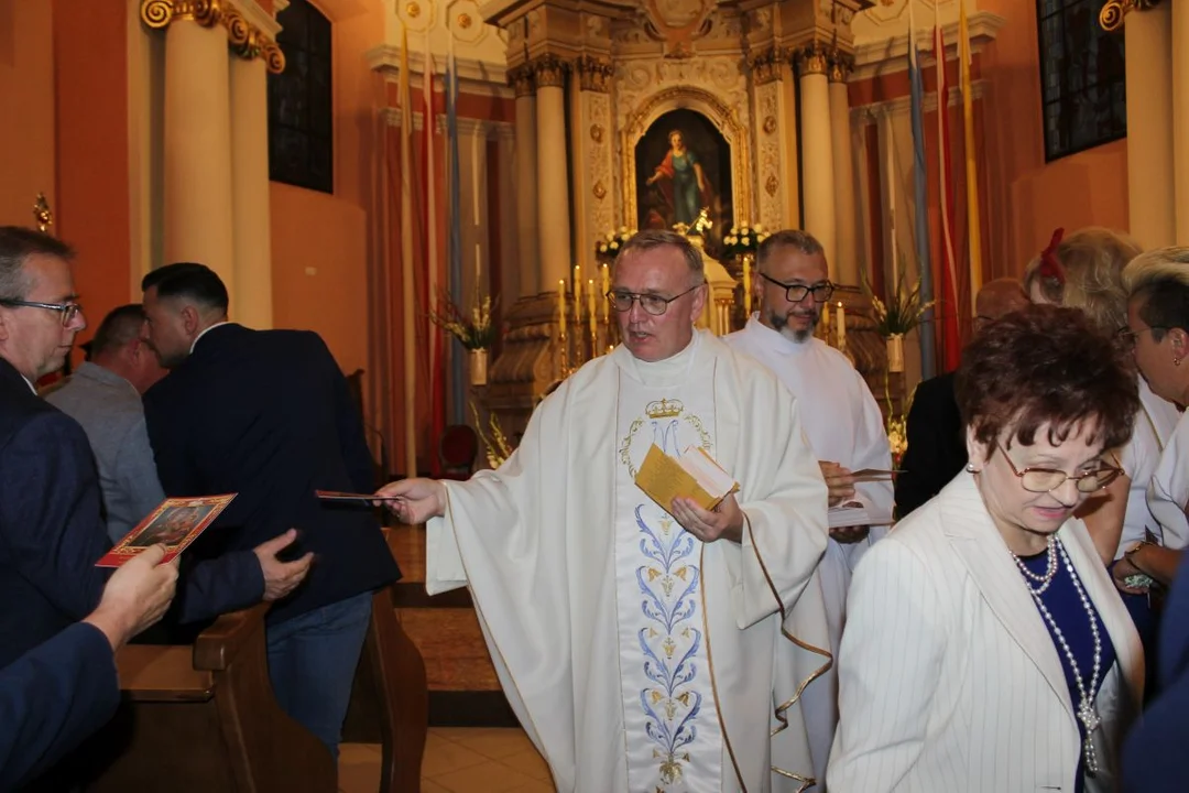 Uroczystość Matki Bożej Cieleckiej w parafii św. Małgorzaty w Cielczy z zawierzeniem KGW z gminy Jarocin