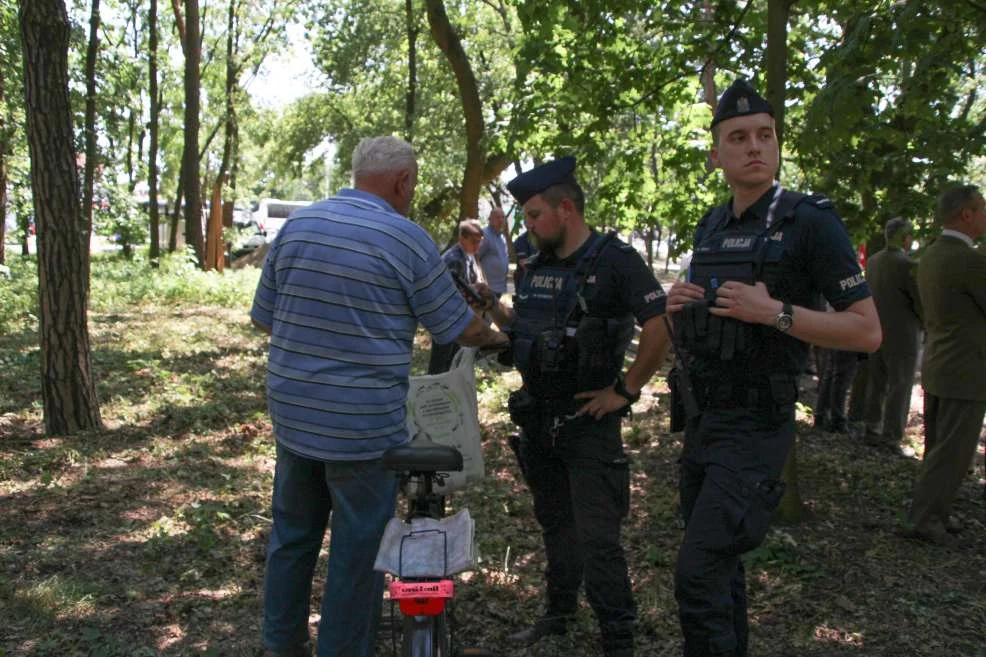 Odsłonięcie pominka profesora Jana Szyszko w asyście policji