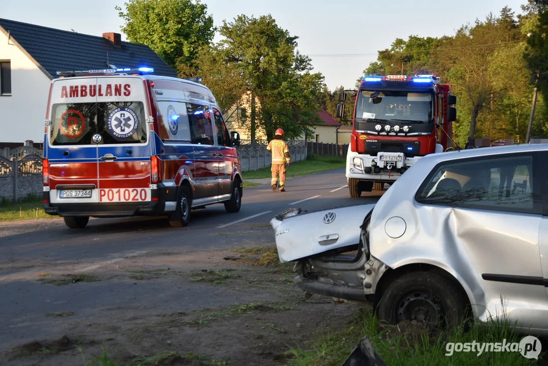 W Śmiłowie (gm. Poniec) nastolatek uderzył w słup osobówką