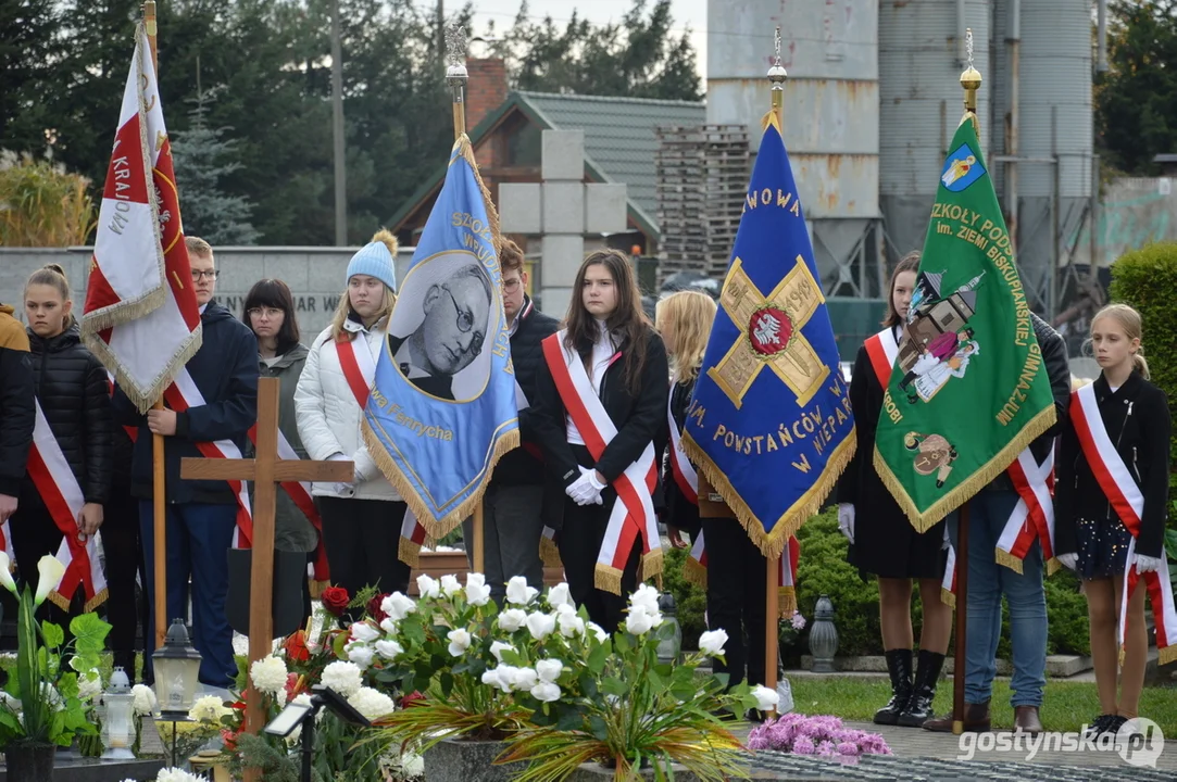 Przemarsz i uroczystości na cmentarzu w dniu 11 listopada w Krobi