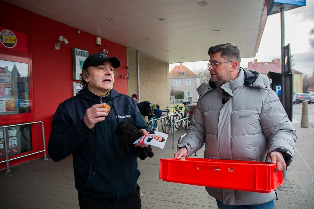 Przedwyborczy tłusty czwartek w Jarocinie. Kandydat PO KO na burmistrza i kandydaci Ziemi Jarocińskiej rozdawali pączki