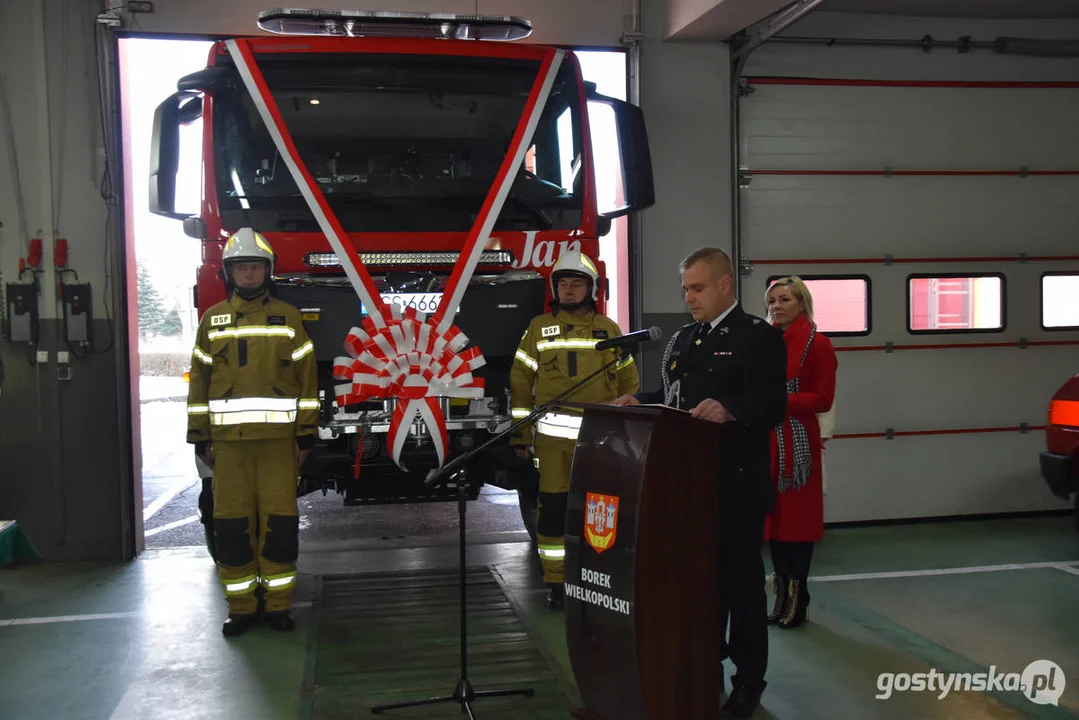 "Ochrzczono" nowy samochód strażacki dla OSP Borek Wlkp. Otrzymał imię "Jan"