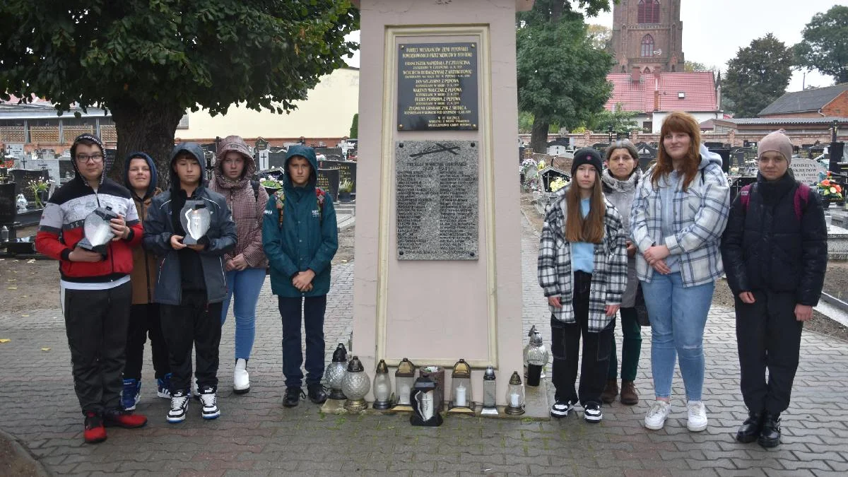 Konkurs "Bohaterowie mrocznego czasu". Uczniowie szkół w Pępowie i Skoraszewicach poznawali lokalnych bohaterów - Zdjęcie główne