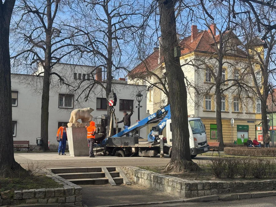 Rawicz. Zniszczone płyty przy fontannie na plantach. "Szacujemy szkody i ustalamy formę naprawy" - Zdjęcie główne