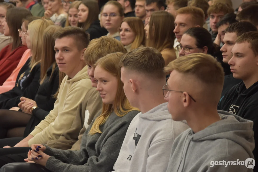 Pokaz mody studniówkowej w Zespole Szkół Zawodowych w Gostyniu 2024