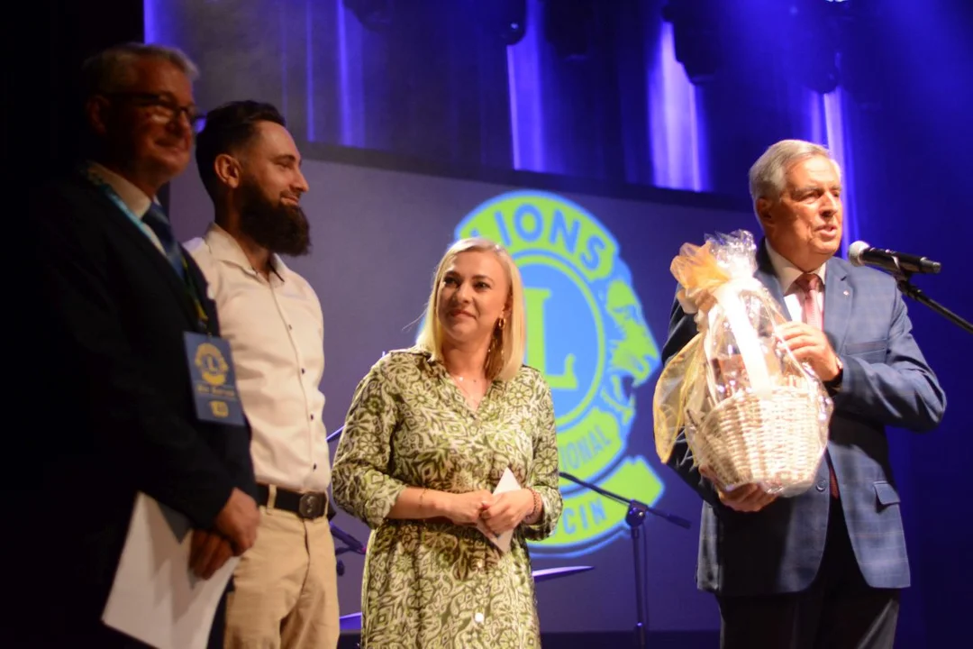 Stanisław Soyka zagrał w Jarocinie na zaproszenie Lions Clubu, aby pomóc 7-letniej Lence