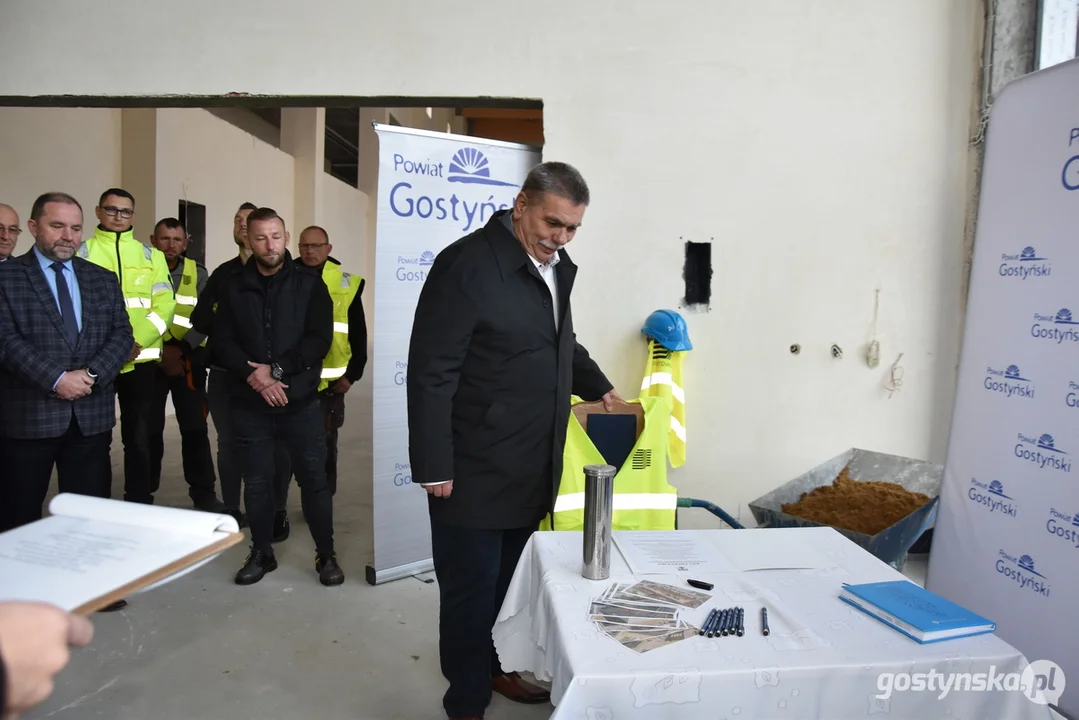 Wmurowanie Aktu Erekcyjnego przy budowie hali sportowej przy ZSZ w Gostyniu
