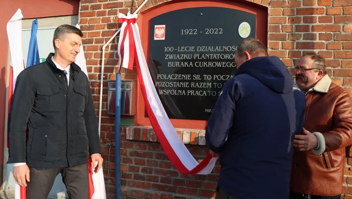 Miejska Górka. Odsłonięcie tablicy z okazji 100-lecia działalności Związku Plantatorów Buraka Cukrowego