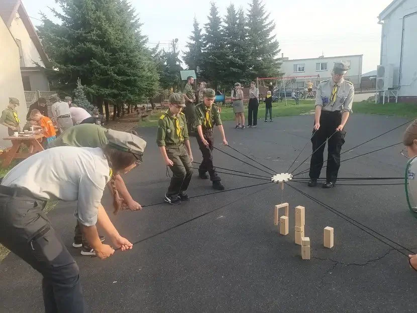 Biesiada sąsiedzka z harcerzami w Brzeziu