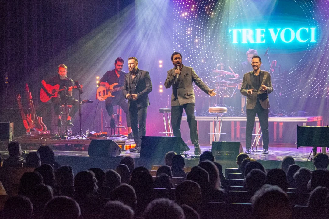 Taneczne rytmy i operowe głosy - takiego połączenia doświadczyła publiczność koncertu Tre Voci w JOK-u [ZDJĘCIA] - Zdjęcie główne
