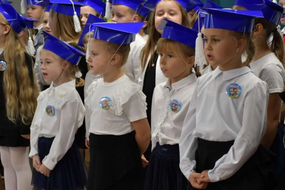 Pasowanie na uczniów w Szkole Podstawowej w Dobrzycy