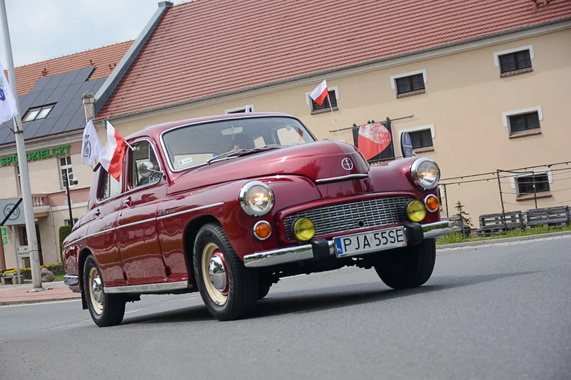 Wystawa zabytkowych pojazdów w Jarocinie z okazji Święta Flagi