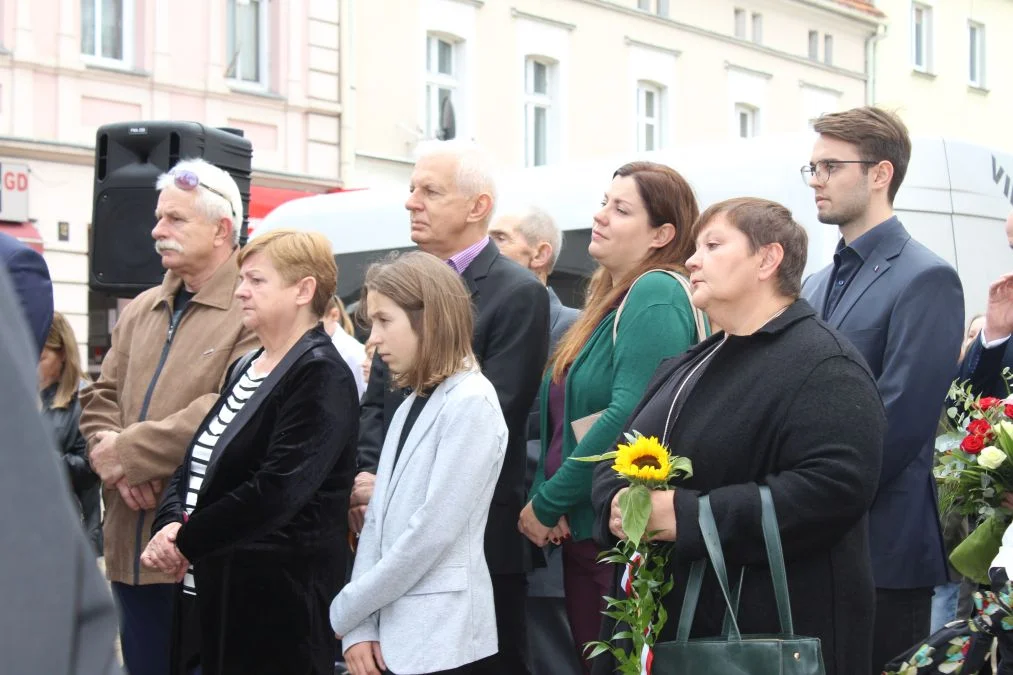 Jarocin. Odsłonięcie tablicy poświęconej kolporterom gazety konspiracyjnej "Dla Ciebie, Polsko" i koncert patriotyczny w JOK-u